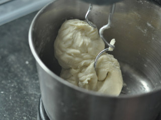 香葱芝士面包,面团成团纯滑后加入黄油，继续和面至可拉出膜