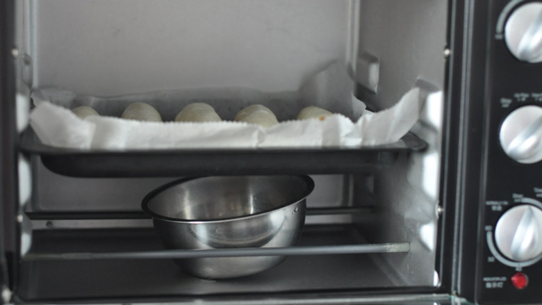 香葱芝士面包,放入烤箱，底部放一碗热水，盖上烤箱门进行第二发