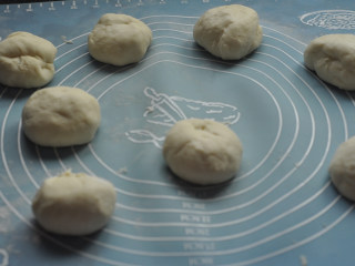 香葱芝士面包,取出发酵好的面团，在案板上揉去空气，分8份，盖上保鲜膜松弛15分钟
