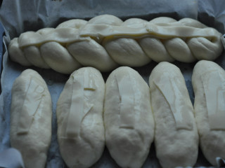 香葱芝士面包,取出发好的面包胚，刷一层蛋液，铺上芝士片（没有可不放)