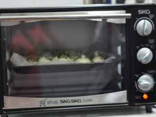 香葱芝士面包,放入预热好的烤箱，中层，上下火，180度，15分钟左右