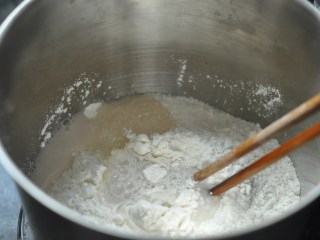 香葱芝士面包,所有材料，除黄油以外放入和面桶，用筷子搅拌均匀