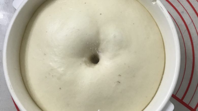 奶香葡萄干吐司
,送进发酵箱温度在28度发酵2倍大，手指粘面粉戳洞洞口不回缩不塌陷就一发完成