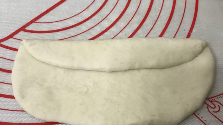 奶香葡萄干吐司
,从上向下折叠压实