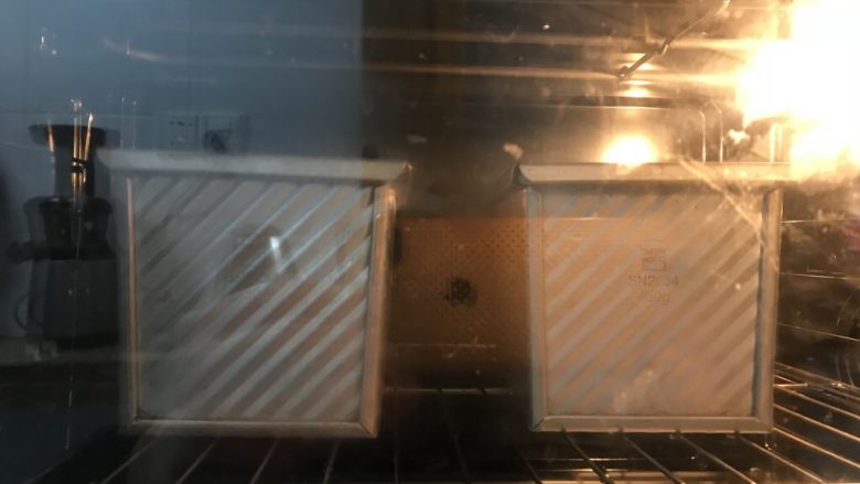 奶香葡萄干吐司
,送进提前预热好的烤箱中下层上下火170度45分钟，出炉后震一下立即脱模
