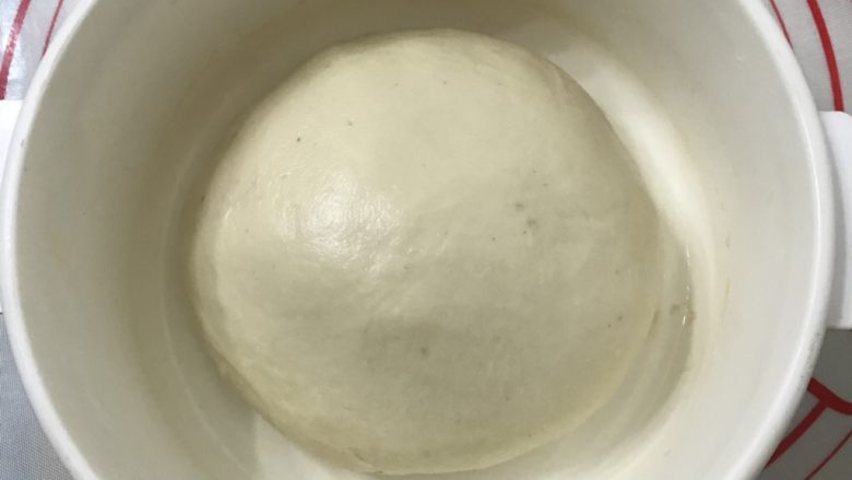 奶香葡萄干吐司
,拿岀来整理成光滑的面团，放入发酵盒