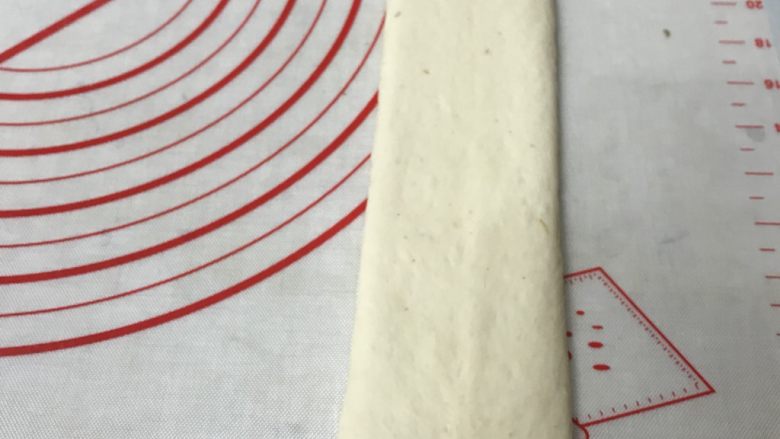奶香葡萄干吐司
,用擀面杖从中间向两头擀成长舌形