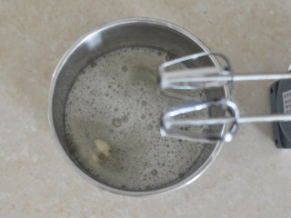 栗子戚风蛋糕,分离出的蛋白，放在无油无水的深盆里，加入几滴白醋，先用电动打蛋器搅打出粗泡