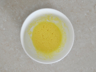 栗子戚风蛋糕,分离出蛋黄，用打蛋器搅打至颜色稍微发白