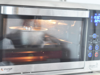 栗子戚风蛋糕,放入预热好的烤箱，选择蛋糕功能，放中层，调155度，20分钟