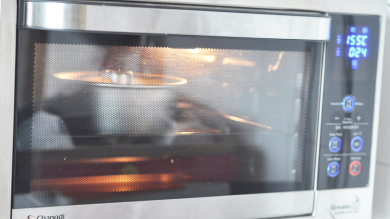 栗子戚风蛋糕,放入预热好的烤箱，选择蛋糕功能，放中层，调155度，20分钟