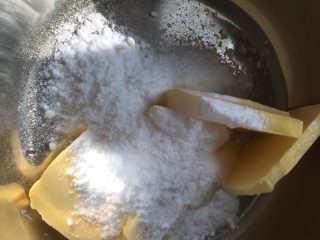 趣多多饼干,黄油室温软化，加糖粉搅拌均匀，之后打蛋器打发至蓬松状态