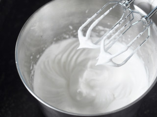 巧克力奶油杯子蛋糕,分离出蛋白，装在无油无水的大盆子里，分3次加入30g糖打至9分发，接近硬性发泡