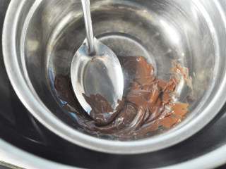 巧克力奶油杯子蛋糕,巧克力隔水溶化