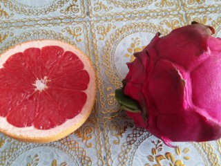 火龙果红柚茶,准备好火龙果和红柚