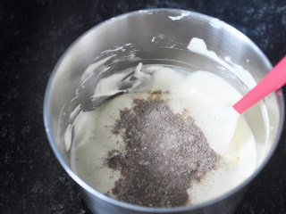 巧克力奶油杯子蛋糕,混合可可与低筋面粉并过筛，分3次加入蛋黄糊里，用刮刀从底部上下快速翻拌均匀