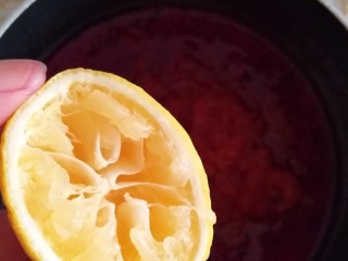 火龙果红柚茶,挤入柠檬汁