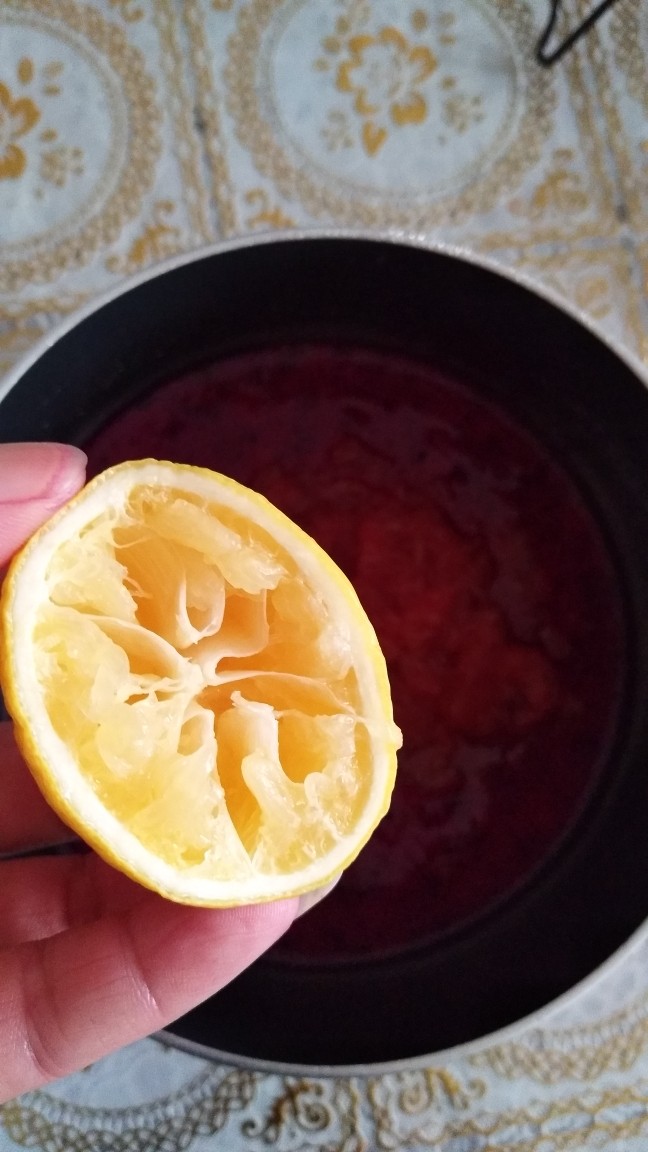火龙果红柚茶,挤入柠檬汁