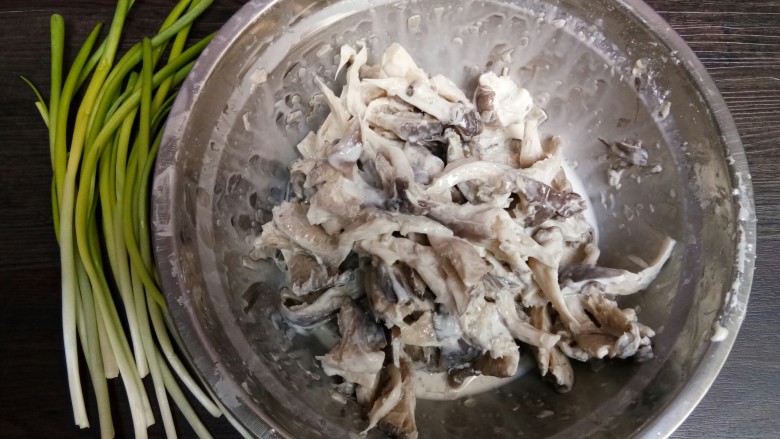 脆炸蘑菇,抓腌均匀之后腌制十几分钟