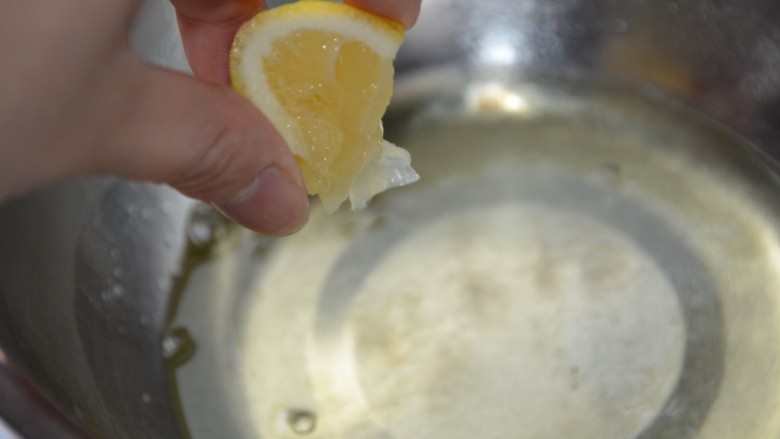 酸奶溶豆,开始打蛋白。挤几滴柠檬，开始高速打发。