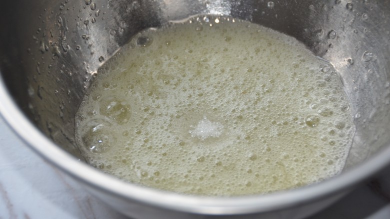 酸奶溶豆,打至粗泡，加1/3糖，继续高速打发。