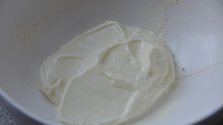 酸奶溶豆,搅拌均匀。如果实在拌不匀就过筛一次。