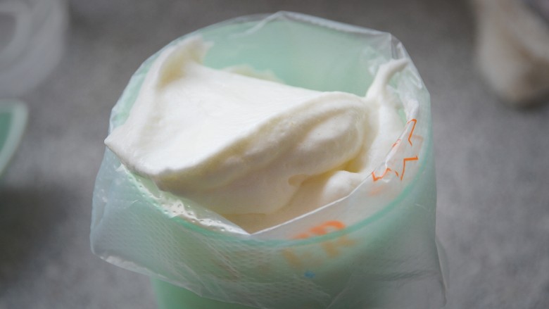 酸奶溶豆,装入裱花袋中。