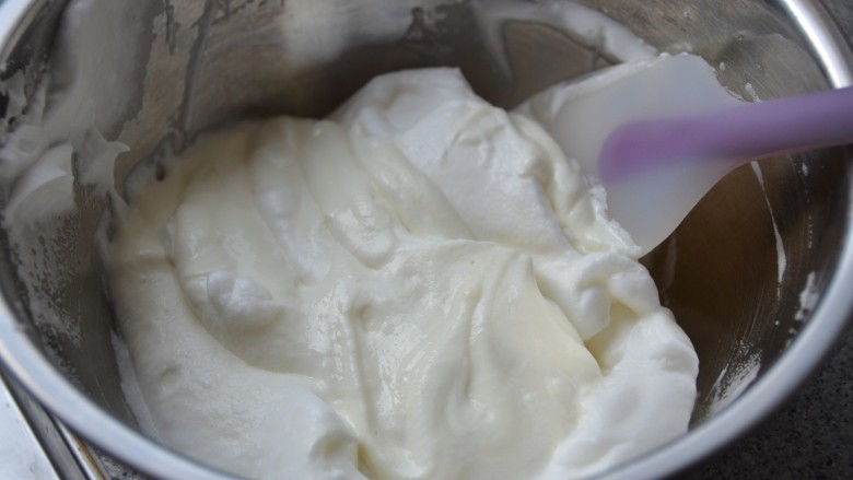 酸奶溶豆,再倒回蛋白霜中，切拌＋翻拌均匀，夏天做的话，需要快速。