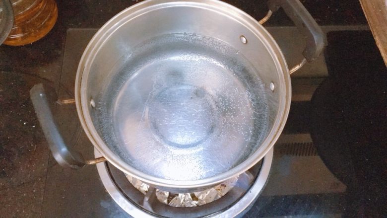 杂菌豆腐汤,锅里煮开水