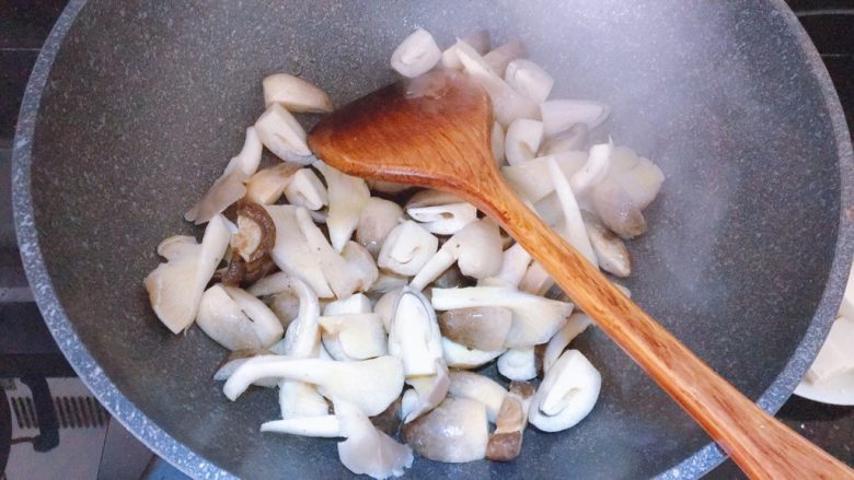 杂菌豆腐汤,煮水期间可以来炒菇，锅中倒入适量油，将菇倒入，翻炒