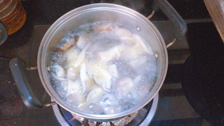 杂菌豆腐汤,煮锅水开后，将炒好的菇全部倒进去，大火煮沸