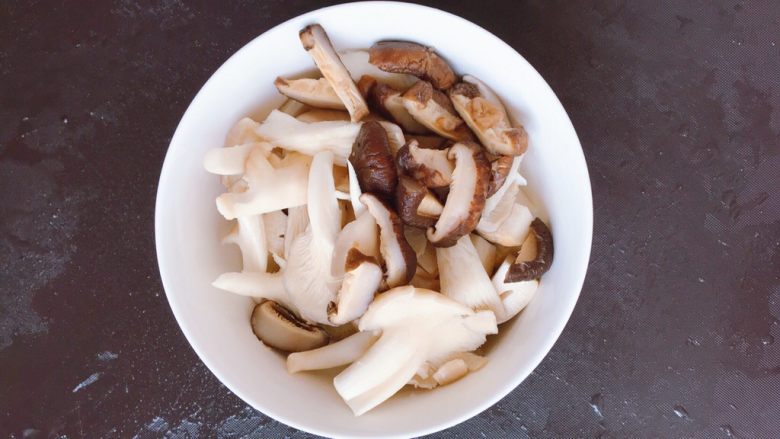 杂菌豆腐汤,将几种菇都切成小块
