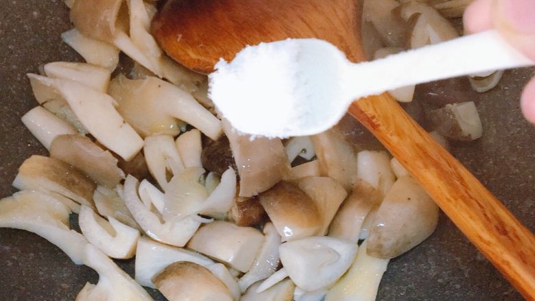 杂菌豆腐汤,加入半勺盐，炒至菌菇析出水份