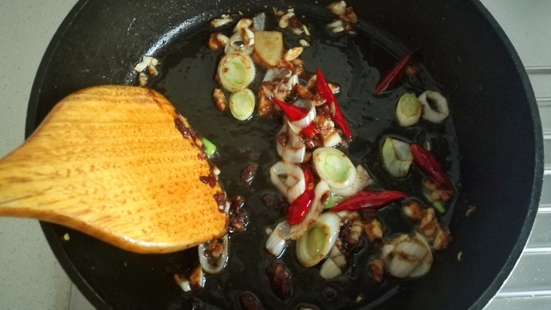 辣烧带鱼,把豆瓣酱炒出红油。