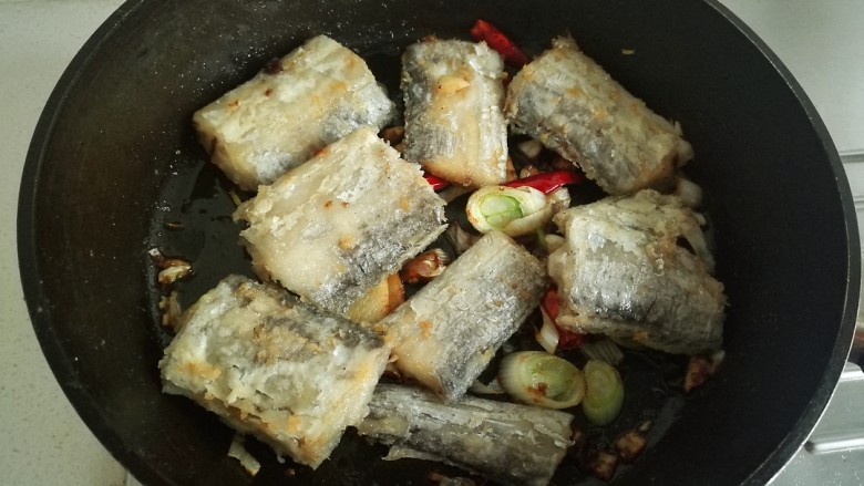 辣烧带鱼,加入煎好的带鱼。