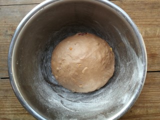 蔓越莓巧克力软欧,馅料裹好后，将面团整理好放进盆中加盖保鲜膜进行一发