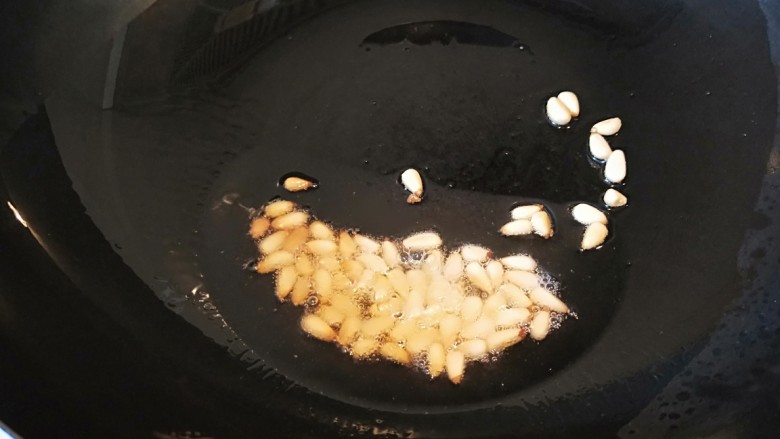 松仁玉米,锅中放入少量油烧热放入松仁，变色马上铲出，关火，油留个。