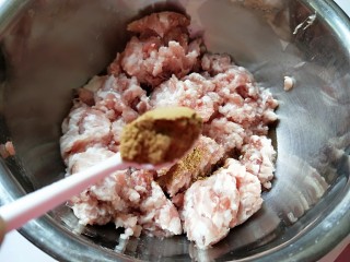 猪肉胡萝卜花样蒸饺,猪肉馅加入3克饺子料粉。