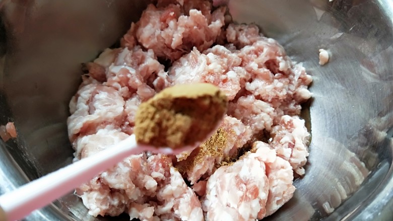 猪肉胡萝卜花样蒸饺,猪肉馅加入3克饺子料粉。