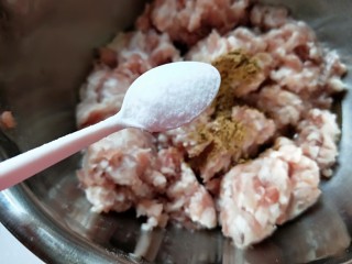 猪肉胡萝卜花样蒸饺,加入3克盐。