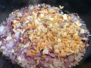 无敌自制干贝酱,倒入干贝和虾米，慢慢炒干水气。