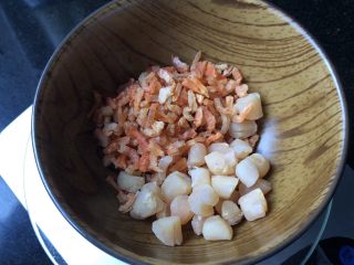 无敌自制干贝酱,称量出小虾米和干贝，洗净。