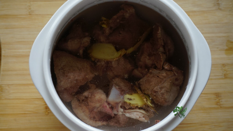 排骨还能这样吃—土豆莴笋拆骨肉,生姜和大骨放入炖锅中开煮。