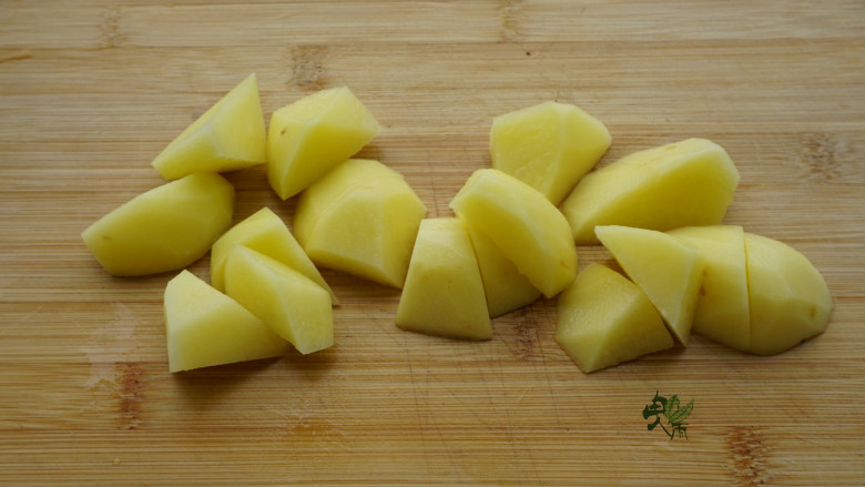 排骨还能这样吃—土豆莴笋拆骨肉,土豆切成块。