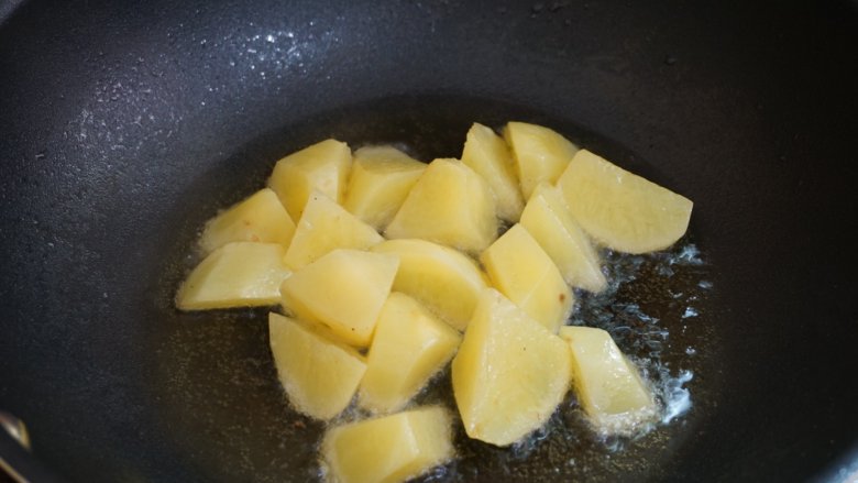 排骨还能这样吃—土豆莴笋拆骨肉,锅里放多点油，翻炒土豆。