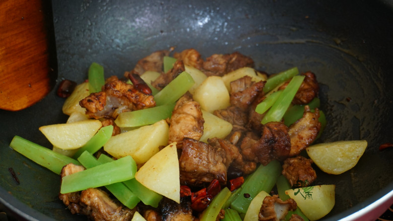 排骨还能这样吃—土豆莴笋拆骨肉, 倒入土豆和莴笋炒匀即可。
