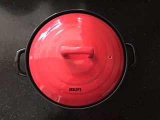 砂锅烤红薯,新入手的黑乐砂锅，迅速冲洗干净（注意千万不能泡洗，千万不要让锅底白圈吸收水份），擦干备用。