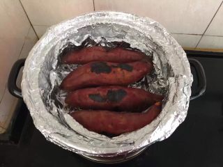 砂锅烤红薯,期间每15分钟左右把红薯翻一次面，40分钟后关火，不开盖，利用砂锅余热继续焖10来分钟左右，然后就可以开吃了。
