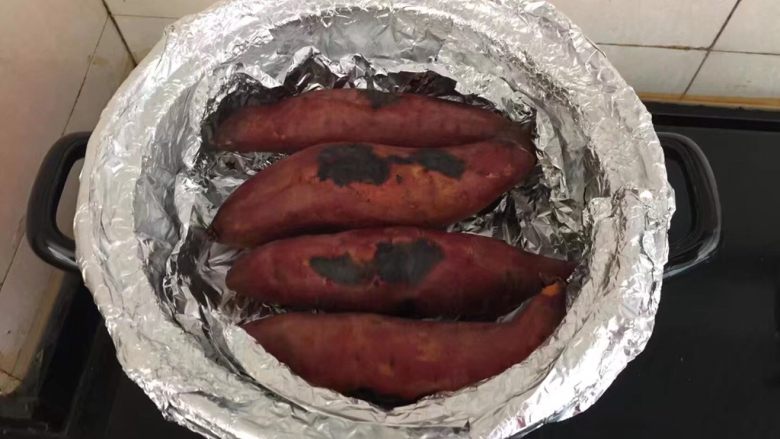 砂锅烤红薯,期间每15分钟左右把红薯翻一次面，40分钟后关火，不开盖，利用砂锅余热继续焖10来分钟左右，然后就可以开吃了。