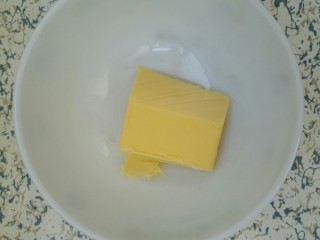 牛奶鸡蛋煎土司,先准备15g黄油
